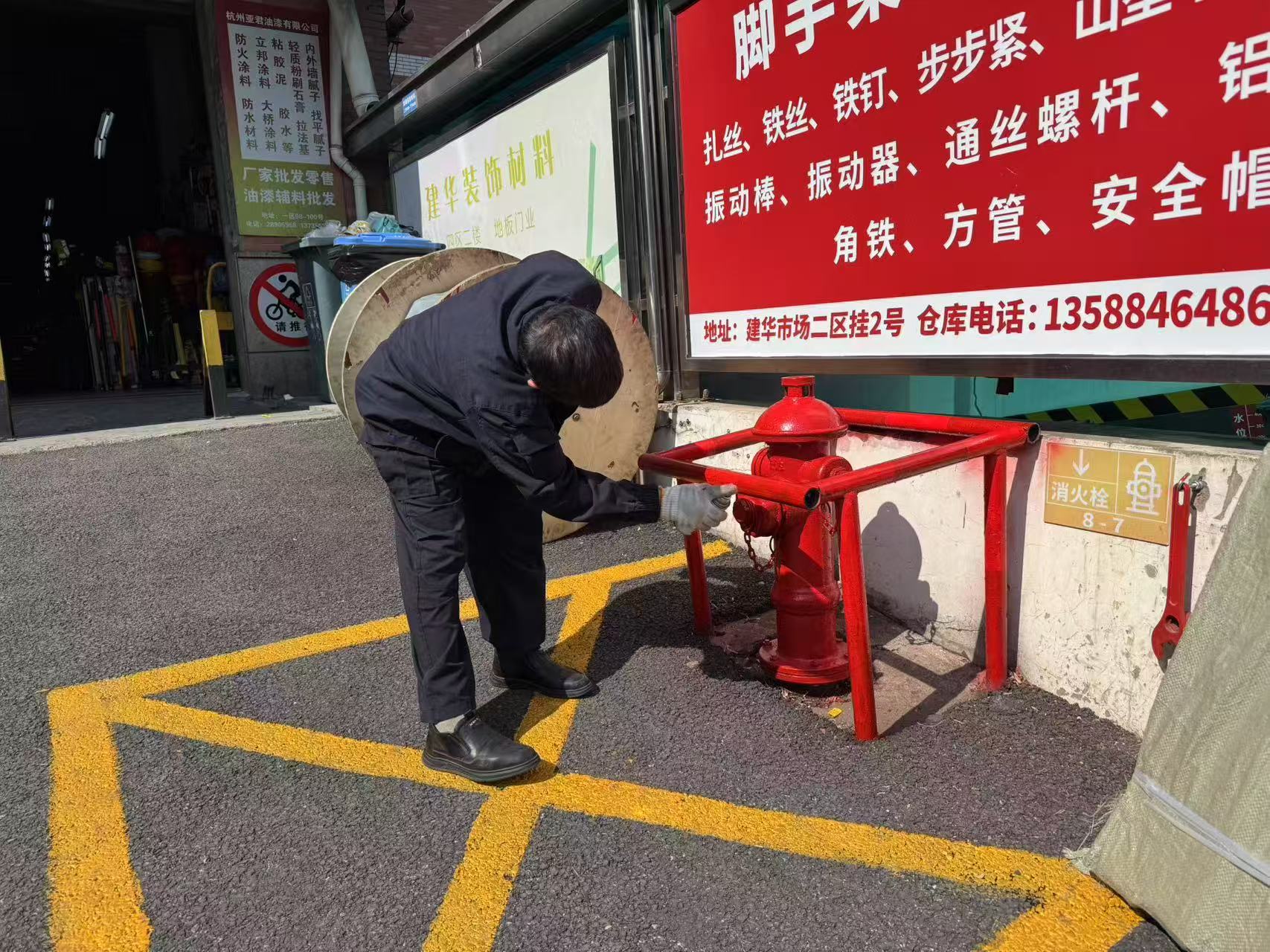 6686体育市场为户外消防设施做“脱衣体检”——安全防护不放松