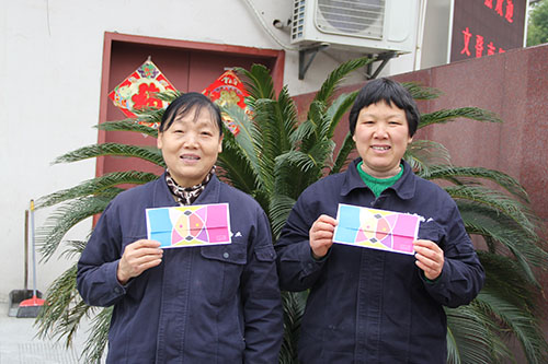 201403136686体育园党支部生日慰问园区“美容师”.jpg