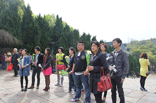 201403286686体育园党支部清明节祭扫云居山革命烈士墓 (1).jpg