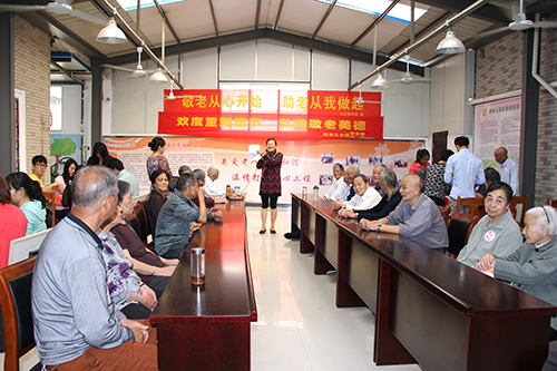 6686体育园党支部团委走访慰问七古登社区老人 (2).jpg