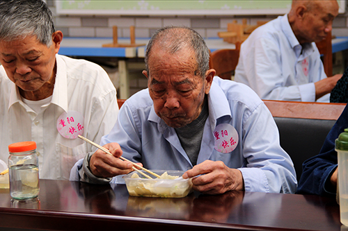 6686体育园党支部团委走访慰问七古登社区老人 (6).jpg